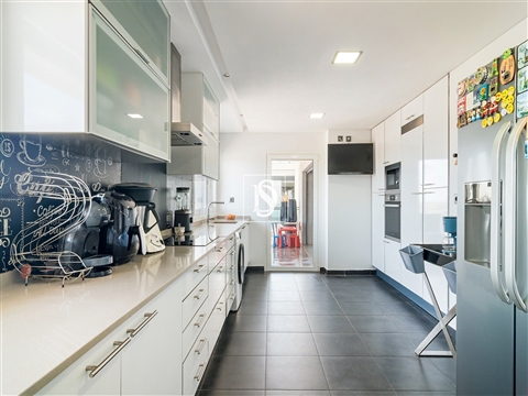 Penthouse T3 Exclusiva com Terraço Panorâmico e Garagem para 6 Viaturas | Barcarena